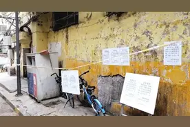 记者跑腿之为民解忧 外面住户竟往小区里倒垃圾 社区积极协调相关部门清理并贴出警示通知图片