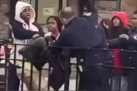 美国纽约警察街头暴力执法：猛击14岁女孩后脑勺 画面曝光图片