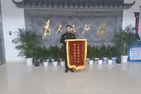 无人机跨年夜“落水”，杭州辅警的背影被赞“超帅”图片