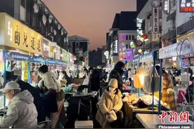 冬夜里的杭州夜市：点点微光华灯起 最是人间烟火气图片