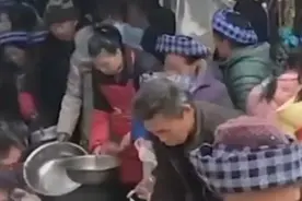 村里办喜宴，村民拿大盆打包回家吃图片