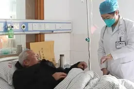 醴陵：怀孕医生手插留置针与输液病患相互加油图片