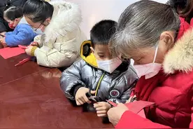 缤纷冬日迎春节，扬州广陵经济开发区霍桥社区举办共剪纸亲子活动图片