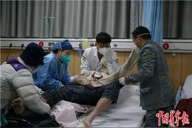 搏命重症高峰图片