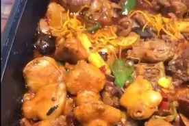男子和朋友在一份大盘鸡里吃出11块鸡屁股，商家称厨师把鸡屁股看成鸡肉图片