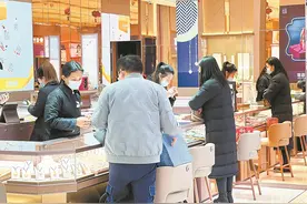 春节将至武汉兔元素商品热销 萌兔周边占市场“C”位 生肖兔金饰受青睐图片