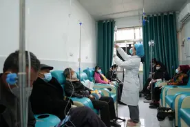 “上午扎病人，下午扎自己……”图片