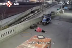 5岁女童被哥哥欺负一路打滚回家，爸爸：小孩可能脾气比较大，红色罩衣成了灰色图片