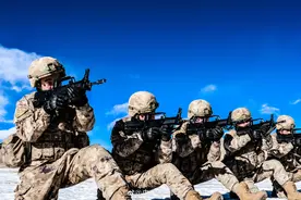 热血沸腾！海拔5300米高原官兵雪中训练图片