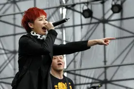 又一歌手现场演出被喊“退钱”，粉丝终于不再被明星PUA了？图片