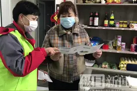 普及垃圾分类知识，“敲门”行动进商家居民家图片