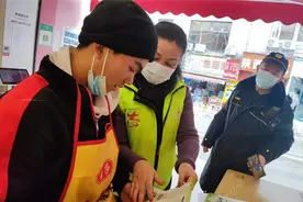 五华区北门社区开展沿街商铺垃圾分类入户宣传图片