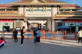 中缅边境瑞丽口岸恢复通关在即，多人到国门“打卡”拍照