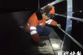 春运首日，“大桥卫士”更新南京大胜关长江大桥桥梁护栏图片