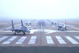 歼-16新年首飞，实弹实投！图片