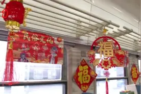 猪肉、鸡蛋、冻梨、蘑菇……火车上也能买年货，让“年味”触手可及~图片