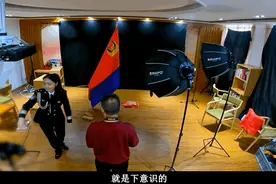 单位组织拍照，闪光灯一亮他们齐刷刷背过了身……图片