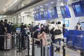 直击现场｜出入境优化政策今起正式落地！成都首班出境航班9点45分飞往加德满都图片