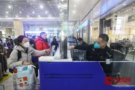 记者实拍中蒙边境二连浩特口岸旅客通道开关图片