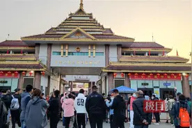 直击瑞丽口岸恢复通关：滞留中国3年的缅甸籍务工者，凌晨4时排队回家图片