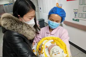 出生仅12天的新冠危重患儿，经20天救治后康复出院图片