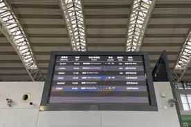 直击“乙类乙管”实施首日：成都首批入境旅客下机到出关半小时图片