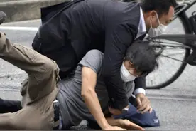 日本超万人签名要求为枪杀安倍嫌犯减刑 有人称他是“受害者”图片