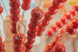 在家自制糖葫芦！不用费力熬糖，一口嘎嘣脆，开胃又美味图片