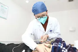 急诊室像“战场”、重症监护室扩容一倍，很苦很累，“但做医生，这就是我的使命！”图片