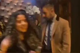 中东style！C罗一行前往利雅得当地餐厅用餐，途中和球迷亲切合影图片