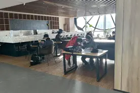 记者再探签证中心，有市民担心政策调整后排队太久提前签证计划图片