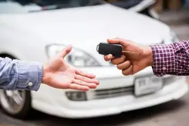 将车借给无驾照好友，出了事故谁担责？图片