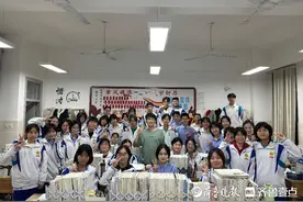 “灵魂画师”袁晓：新一年，希望学生的快乐像水循环一样源源不断图片