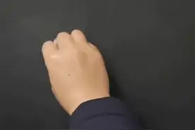 粉笔马良！中学老师粉笔画“杨康”惟妙惟肖，因热爱已画了27年粉笔画图片