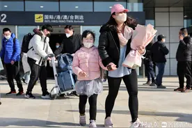 1年半终于回家！6岁女童给回国妈妈带惊喜小礼物图片
