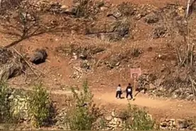 山村男童对着自制篮球架练球，村干部：村里每年都有篮球赛图片