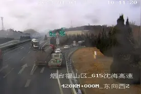 半挂大货车高速公路上倒车   驾驶员被扣12分图片