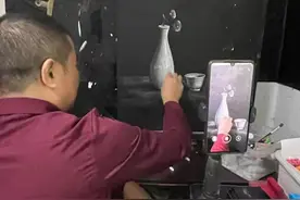 粉笔马良！中学老师粉笔画“杨康”惟妙惟肖，因热爱已画了27年粉笔画图片