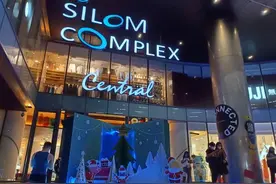 泰国副总理机场欢迎中国抵泰旅客，记者连线上海游客：熟悉的风景很亲切！图片