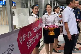 被泰国副总理接机的中国首批旅客：他送我花环，感觉自己像明星走红毯图片