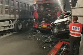 合江套隧道五车追尾交通受阻 衡阳市市政工程公司积极应对全力抢通图片