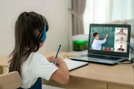 受疫情影响线上教学的孩子能否减免学费？多地回应家长询问图片