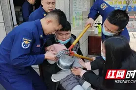 凤凰：幼童手指被卡大哭 家人上门求助消防被成功处置图片