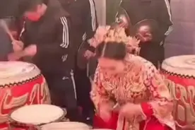 新娘C位表演绛州鼓乐，网友：又美又飒，气场太强了图片