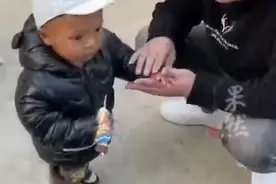 在外打工的父母赶两千公里路回家，一岁半宝宝满眼都是陌生图片