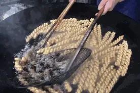 炸酥肉时，只放面粉鸡蛋是不对的！学会大厨这1招，又香又脆不回软图片