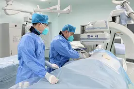 男子乘6个小时火车“坐”出血栓，腿肿喘气差点丢命，专家提醒春运当心这种病图片