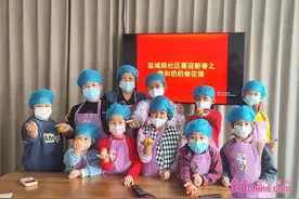 青岛：萌娃跟奶奶学做花馍 传承民俗文化从娃娃抓起图片