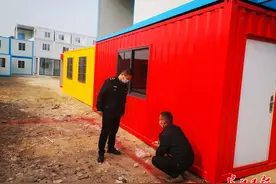 环保执法人员追查“污染源”， “露天喷漆”将严查快处图片