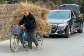 男子返乡用豪车帮父亲拉稻杆，当事人：父亲曾让我出去闯图片